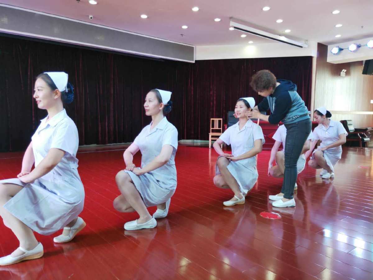 前胸后背疼起水泡是什么病_前胸后背疼 还有红色的水泡_后背疼痛后出现红泡