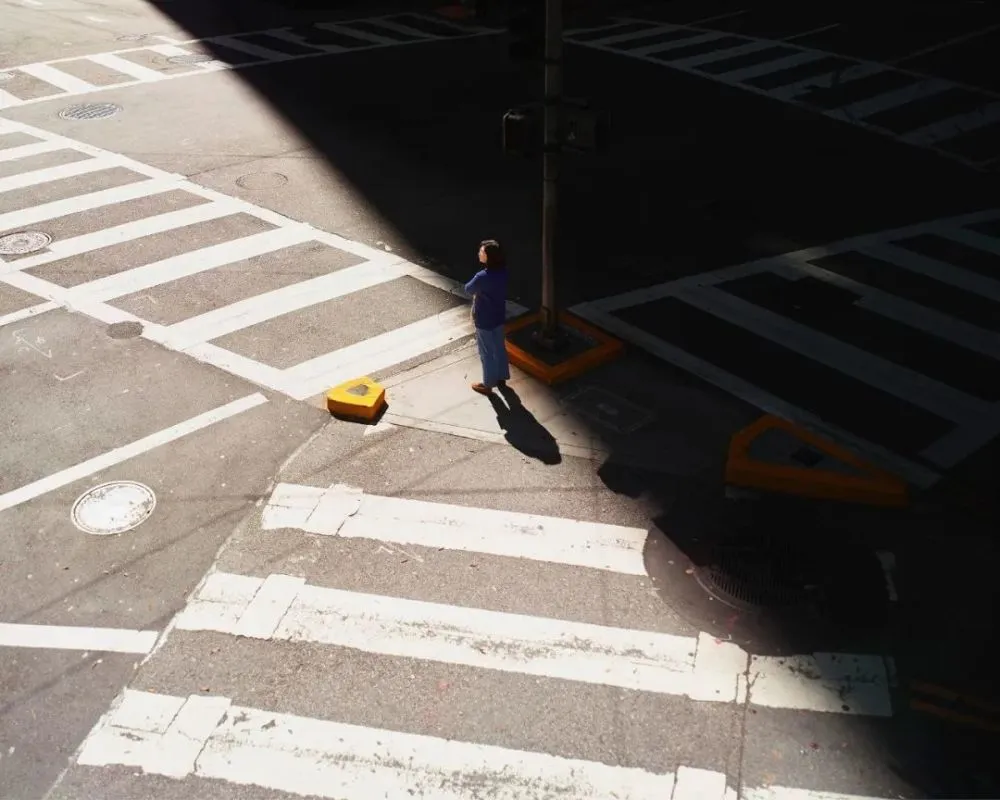 十字路口摄像头拍多远-揭秘城市交通守望者：十字路口摄像头的拍摄范围到底有多远？