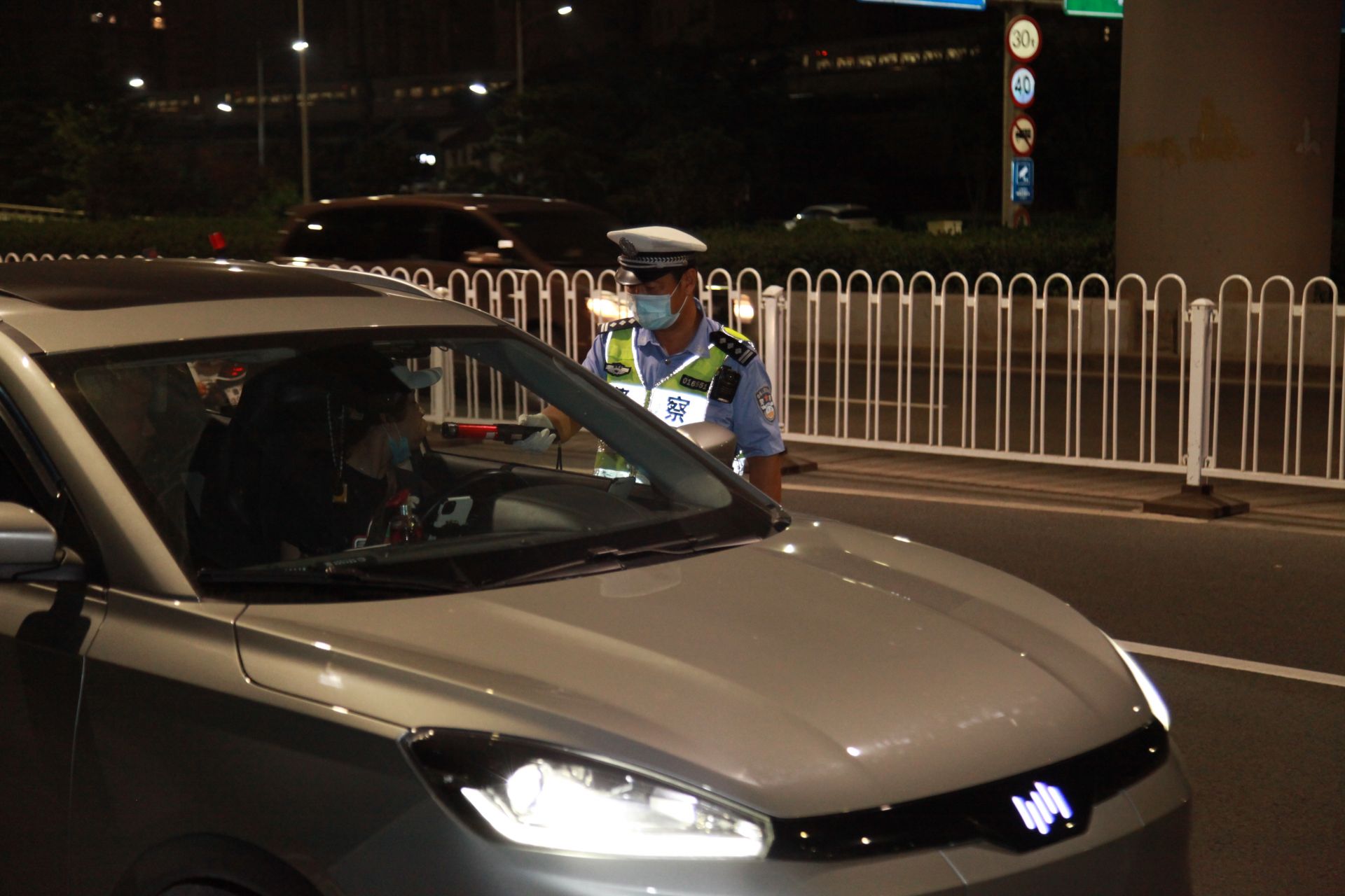 交警和公安局-保障市民安全，交通警察的使命与责任