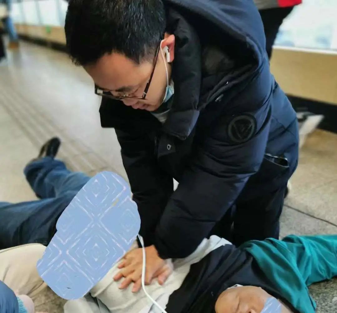突然晕倒的老人如何抢救_老人突然晕倒有意识_老年人突然晕倒是怎么回事