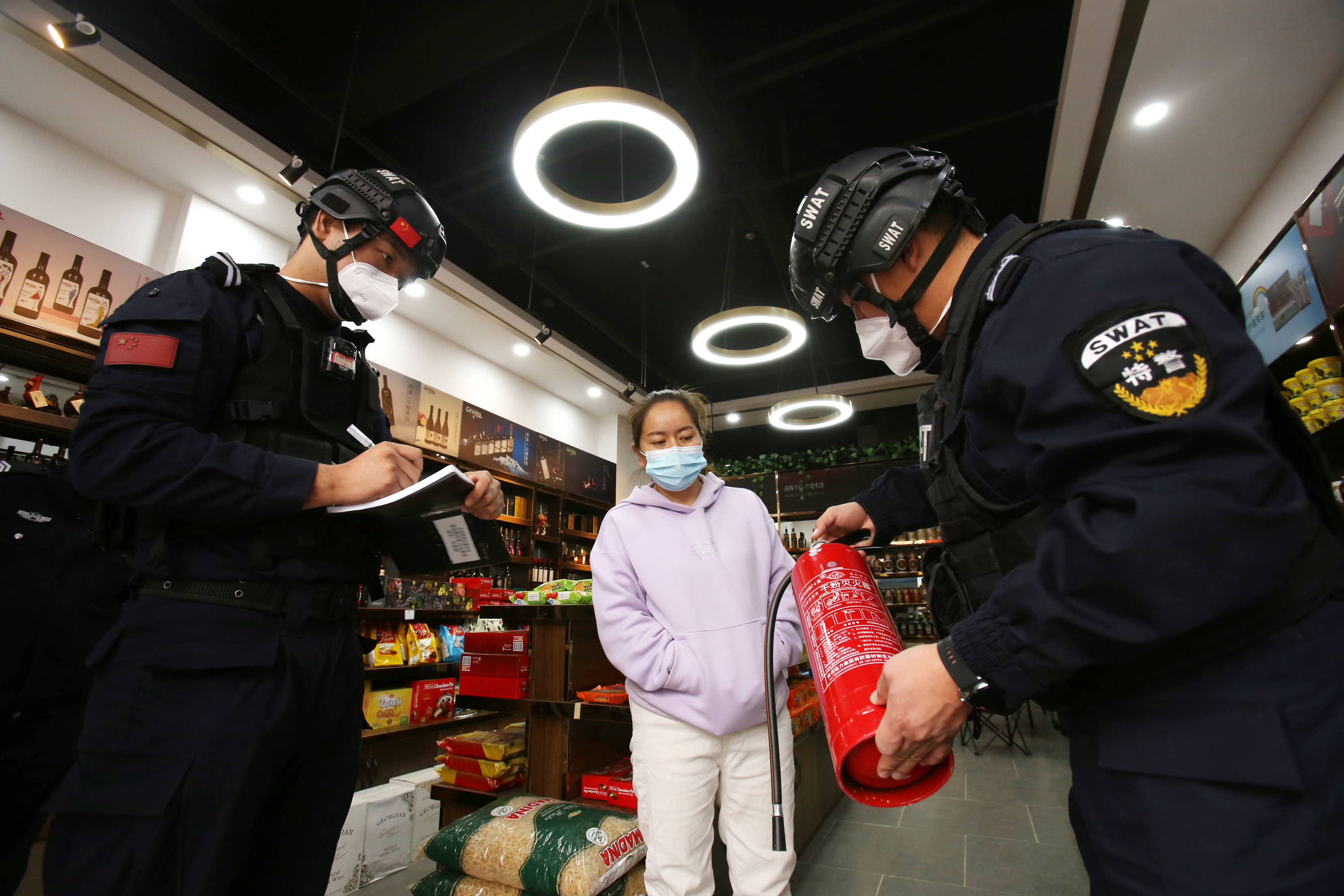 辅警查身份证号用手机拍照片_辅警查身份证还拍照_辅警查身份证拍照