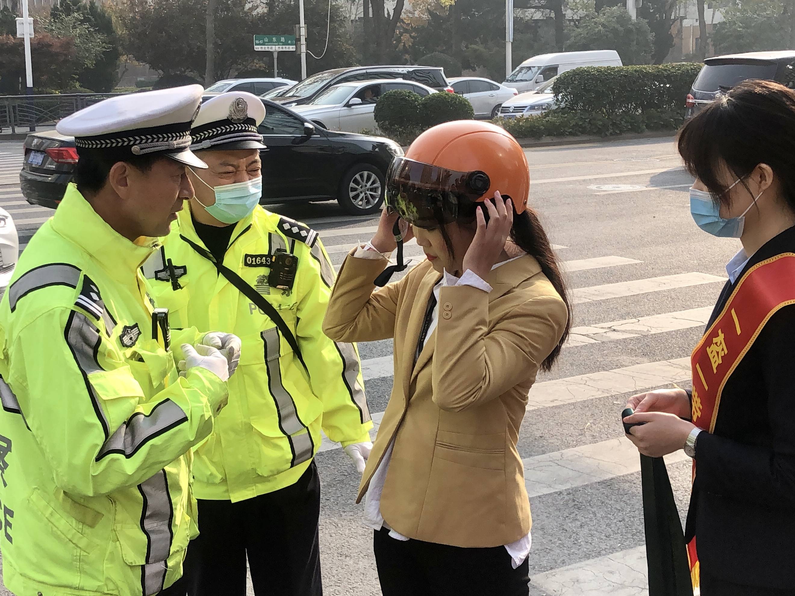 女交警街头温柔喊话车主_路口女交警_女交警街头喊话