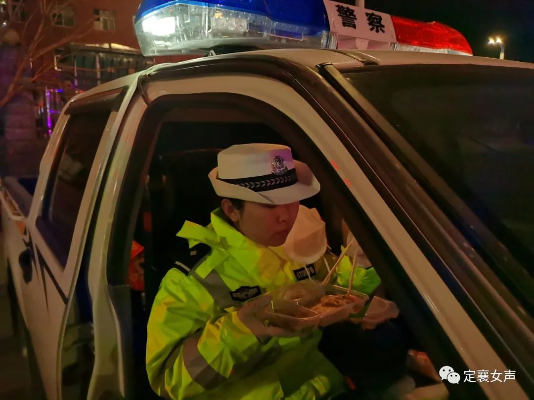 女交警街头温柔喊话车主_女交警街头喊话_路口女交警