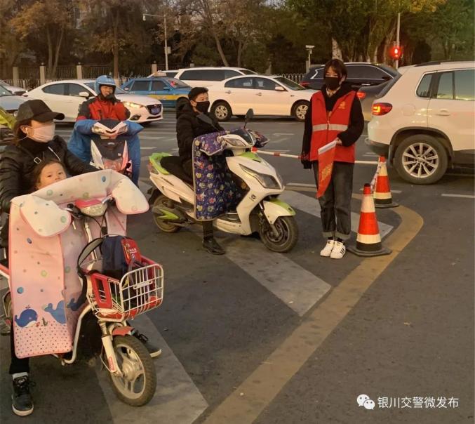 女交警街头温柔喊话车主_路口女交警_女交警街头喊话