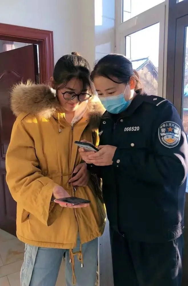 路口女交警_女交警街头喊话_女交警街头温柔喊话车主