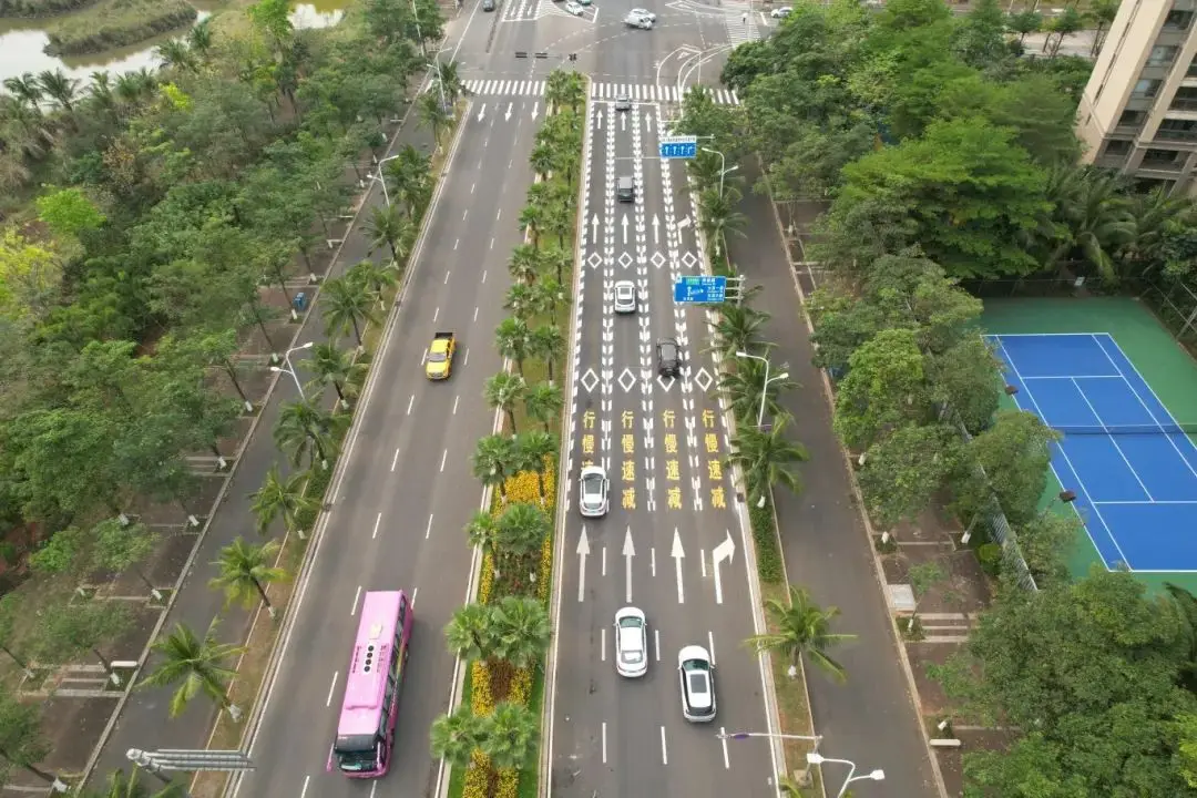 路口导向线是什么标线_路口导向线标志_路口导向线是什么样子的